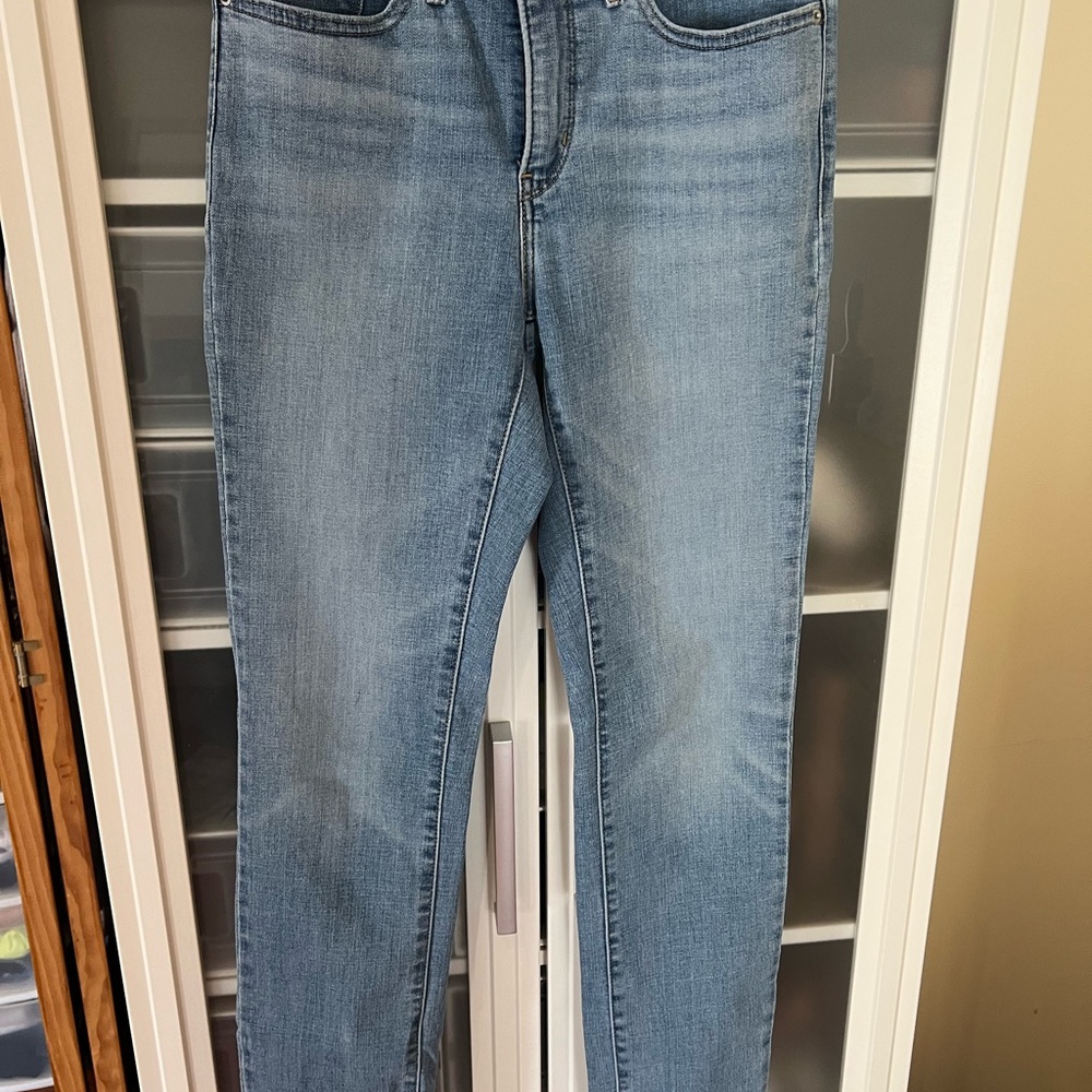 Levi women’s skinny jean | 28